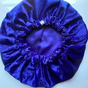 Dark blue satin bonnet, Stretchy band and velvety soft exterior 💙🫐